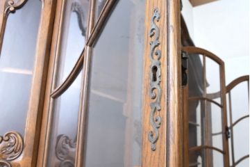 ビンテージ　特大!!　高級品!!　アンティーク調　風格ある佇まいが魅力の食器棚(カップボード、キャビネット、収納棚、戸棚、飾り棚、ヴィンテージ)(定価約150万円)(R-083745)