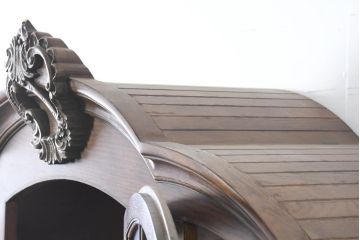ビンテージ　特大!!　高級品!!　アンティーク調　風格ある佇まいが魅力の食器棚(カップボード、キャビネット、収納棚、戸棚、飾り棚、ヴィンテージ)(定価約150万円)(R-083745)