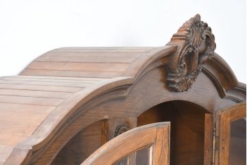 ビンテージ　特大!!　高級品!!　アンティーク調　風格ある佇まいが魅力の食器棚(カップボード、キャビネット、収納棚、戸棚、飾り棚、ヴィンテージ)(定価約150万円)(R-083745)
