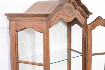 中古　イタリア　繊細な象嵌装飾が魅力の縦型ガラスキャビネット(ガラスケース、ショーケース、ディスプレイケース、キュリオケース、飾り棚、陳列棚、収納棚、店舗什器)(R-083746)