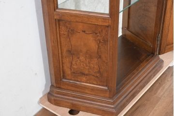 中古　イタリア　繊細な象嵌装飾が魅力の縦型ガラスキャビネット(ガラスケース、ショーケース、ディスプレイケース、キュリオケース、飾り棚、陳列棚、収納棚、店舗什器)(R-083746)