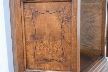 中古　イタリア　繊細な象嵌装飾が魅力の縦型ガラスキャビネット(ガラスケース、ショーケース、ディスプレイケース、キュリオケース、飾り棚、陳列棚、収納棚、店舗什器)(R-083746)