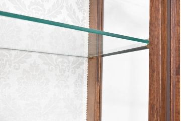 中古　イタリア　繊細な象嵌装飾が魅力の縦型ガラスキャビネット(ガラスケース、ショーケース、ディスプレイケース、キュリオケース、飾り棚、陳列棚、収納棚、店舗什器)(R-083746)