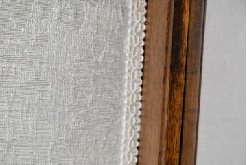 中古　イタリア　繊細な象嵌装飾が魅力の縦型ガラスキャビネット(ガラスケース、ショーケース、ディスプレイケース、キュリオケース、飾り棚、陳列棚、収納棚、店舗什器)(R-083746)