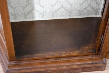 中古　イタリア　繊細な象嵌装飾が魅力の縦型ガラスキャビネット(ガラスケース、ショーケース、ディスプレイケース、キュリオケース、飾り棚、陳列棚、収納棚、店舗什器)(R-083746)