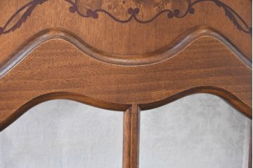 中古　イタリア　繊細な象嵌装飾が魅力の縦型ガラスキャビネット(ガラスケース、ショーケース、ディスプレイケース、キュリオケース、飾り棚、陳列棚、収納棚、店舗什器)(R-083746)