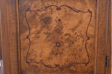 中古　イタリア　繊細な象嵌装飾が魅力の縦型ガラスキャビネット(ガラスケース、ショーケース、ディスプレイケース、キュリオケース、飾り棚、陳列棚、収納棚、店舗什器)(R-083746)