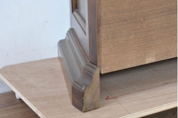 中古　イタリア　繊細な象嵌装飾が魅力の縦型ガラスキャビネット(ガラスケース、ショーケース、ディスプレイケース、キュリオケース、飾り棚、陳列棚、収納棚、店舗什器)(R-083746)