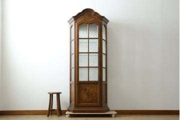 中古　イタリア　繊細な象嵌装飾が魅力の縦型ガラスキャビネット　(R-083746)
