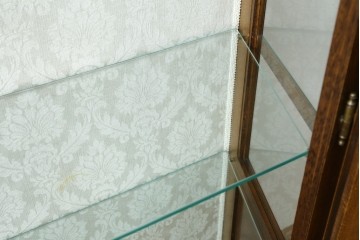 中古　イタリア　繊細な象嵌装飾が魅力の縦型ガラスキャビネット　(R-083746)