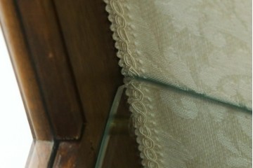 中古　イタリア　繊細な象嵌装飾が魅力の縦型ガラスキャビネット　(R-083746)