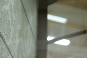 中古　イタリア　繊細な象嵌装飾が魅力の縦型ガラスキャビネット　(R-083746)