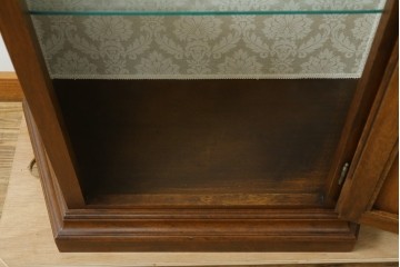 中古　イタリア　繊細な象嵌装飾が魅力の縦型ガラスキャビネット　(R-083746)