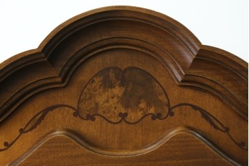 中古　イタリア　繊細な象嵌装飾が魅力の縦型ガラスキャビネット　(R-083746)