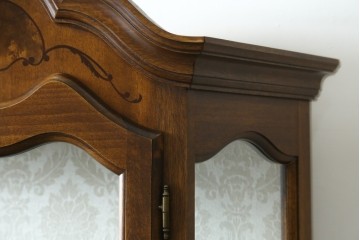 中古　イタリア　繊細な象嵌装飾が魅力の縦型ガラスキャビネット　(R-083746)