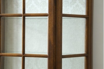 中古　イタリア　繊細な象嵌装飾が魅力の縦型ガラスキャビネット　(R-083746)