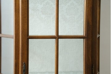 中古　イタリア　繊細な象嵌装飾が魅力の縦型ガラスキャビネット　(R-083746)