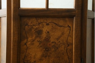 中古　イタリア　繊細な象嵌装飾が魅力の縦型ガラスキャビネット　(R-083746)