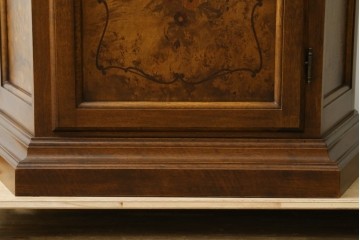 中古　イタリア　繊細な象嵌装飾が魅力の縦型ガラスキャビネット　(R-083746)