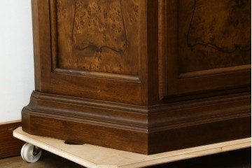 中古　イタリア　繊細な象嵌装飾が魅力の縦型ガラスキャビネット　(R-083746)