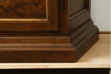 中古　イタリア　繊細な象嵌装飾が魅力の縦型ガラスキャビネット　(R-083746)