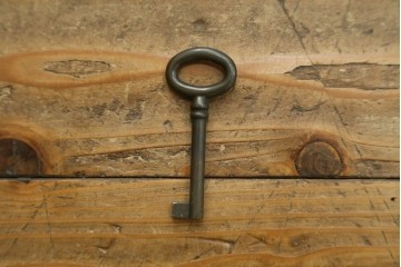 中古　イタリア　繊細な象嵌装飾が魅力の縦型ガラスキャビネット　(R-083746)