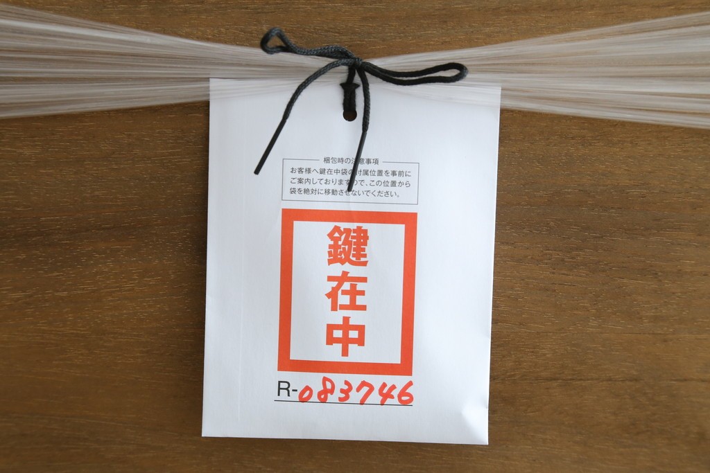 中古　イタリア　繊細な象嵌装飾が魅力の縦型ガラスキャビネット　(R-083746)