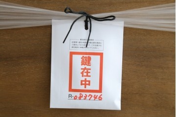 中古　イタリア　繊細な象嵌装飾が魅力の縦型ガラスキャビネット　(R-083746)