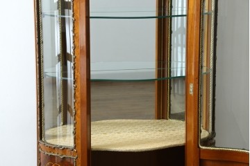 中古　美品　イタリア　マリネール風　真鍮(ブラス)飾り付き　マホガニー材　象嵌入り　細部まで施された豪華な装飾とエレガントな佇まいが美しい縦型キャビネット　定価約60万円　(R-083747)