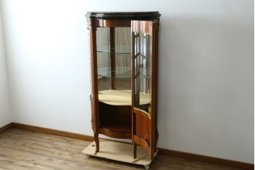 中古　美品　イタリア　マリネール風　真鍮(ブラス)飾り付き　マホガニー材　象嵌入り　細部まで施された豪華な装飾とエレガントな佇まいが美しい縦型キャビネット　定価約60万円　(R-083747)