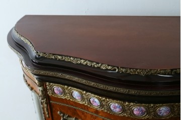 中古　美品　イタリア　マリネール風　真鍮(ブラス)飾り付き　マホガニー材　象嵌入り　細部まで施された豪華な装飾とエレガントな佇まいが美しい縦型キャビネット　定価約60万円　(R-083747)