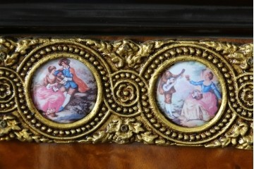 中古　美品　イタリア　マリネール風　真鍮(ブラス)飾り付き　マホガニー材　象嵌入り　細部まで施された豪華な装飾とエレガントな佇まいが美しい縦型キャビネット　定価約60万円　(R-083747)