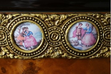中古　美品　イタリア　マリネール風　真鍮(ブラス)飾り付き　マホガニー材　象嵌入り　細部まで施された豪華な装飾とエレガントな佇まいが美しい縦型キャビネット　定価約60万円　(R-083747)