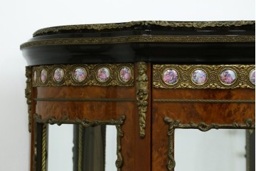 中古　美品　イタリア　マリネール風　真鍮(ブラス)飾り付き　マホガニー材　象嵌入り　細部まで施された豪華な装飾とエレガントな佇まいが美しい縦型キャビネット　定価約60万円　(R-083747)
