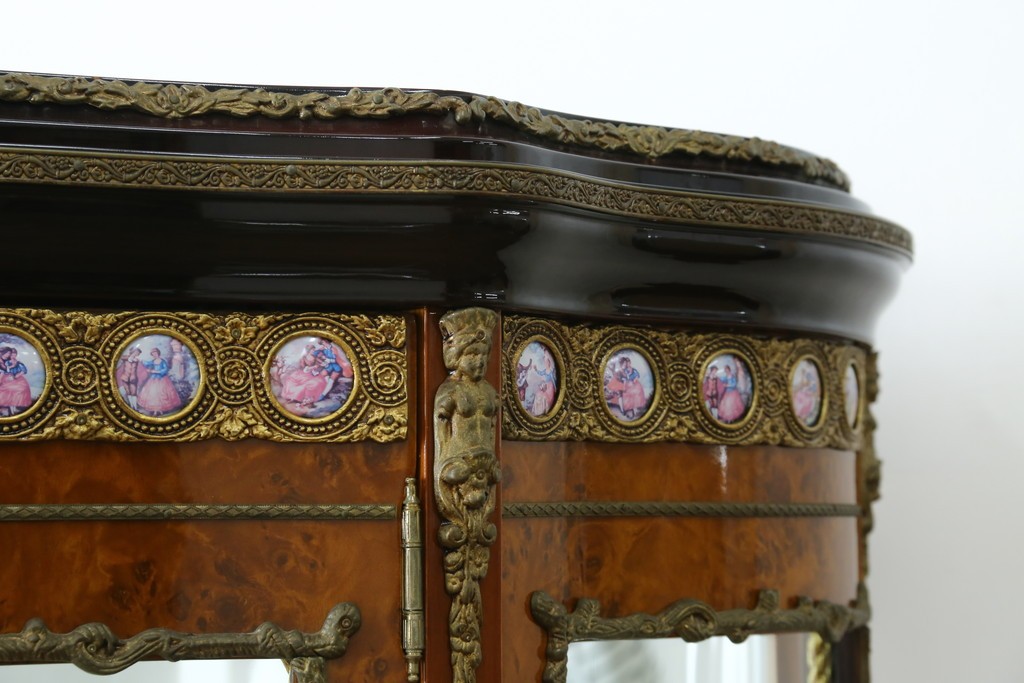 中古　美品　イタリア　マリネール風　真鍮(ブラス)飾り付き　マホガニー材　象嵌入り　細部まで施された豪華な装飾とエレガントな佇まいが美しい縦型キャビネット　定価約60万円　(R-083747)