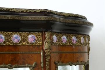 中古　美品　イタリア　マリネール風　真鍮(ブラス)飾り付き　マホガニー材　象嵌入り　細部まで施された豪華な装飾とエレガントな佇まいが美しい縦型キャビネット　定価約60万円　(R-083747)
