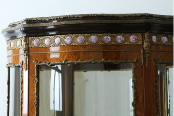 中古　美品　イタリア　マリネール風　真鍮(ブラス)飾り付き　マホガニー材　象嵌入り　細部まで施された豪華な装飾とエレガントな佇まいが美しい縦型キャビネット　定価約60万円　(R-083747)