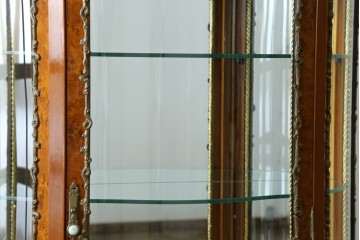 中古　美品　イタリア　マリネール風　真鍮(ブラス)飾り付き　マホガニー材　象嵌入り　細部まで施された豪華な装飾とエレガントな佇まいが美しい縦型キャビネット　定価約60万円　(R-083747)
