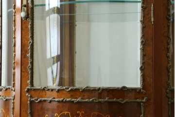 中古　美品　イタリア　マリネール風　真鍮(ブラス)飾り付き　マホガニー材　象嵌入り　細部まで施された豪華な装飾とエレガントな佇まいが美しい縦型キャビネット　定価約60万円　(R-083747)