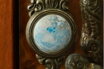 中古　美品　イタリア　マリネール風　真鍮(ブラス)飾り付き　マホガニー材　象嵌入り　細部まで施された豪華な装飾とエレガントな佇まいが美しい縦型キャビネット　定価約60万円　(R-083747)