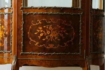 中古　美品　イタリア　マリネール風　真鍮(ブラス)飾り付き　マホガニー材　象嵌入り　細部まで施された豪華な装飾とエレガントな佇まいが美しい縦型キャビネット　定価約60万円　(R-083747)