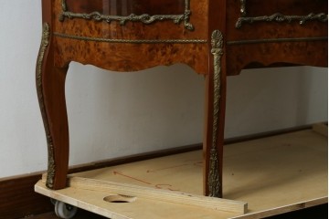 中古　美品　イタリア　マリネール風　真鍮(ブラス)飾り付き　マホガニー材　象嵌入り　細部まで施された豪華な装飾とエレガントな佇まいが美しい縦型キャビネット　定価約60万円　(R-083747)