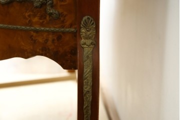 中古　美品　イタリア　マリネール風　真鍮(ブラス)飾り付き　マホガニー材　象嵌入り　細部まで施された豪華な装飾とエレガントな佇まいが美しい縦型キャビネット　定価約60万円　(R-083747)