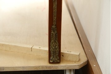 中古　美品　イタリア　マリネール風　真鍮(ブラス)飾り付き　マホガニー材　象嵌入り　細部まで施された豪華な装飾とエレガントな佇まいが美しい縦型キャビネット　定価約60万円　(R-083747)