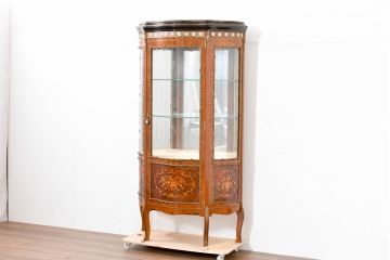 中古　美品　イタリア　マリネール風　真鍮(ブラス)飾り付き　マホガニー材　象嵌入り　細部まで施された豪華な装飾とエレガントな佇まいが美しい縦型キャビネット(ガラスケース、ショーケース、ディスプレイケース、キュリオケース、飾り棚、陳列棚、収納棚、店舗什器)(定価約60万円)(R-083747)