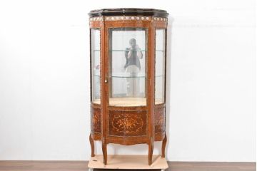 中古　美品　イタリア　マリネール風　真鍮(ブラス)飾り付き　マホガニー材　象嵌入り　細部まで施された豪華な装飾とエレガントな佇まいが美しい縦型キャビネット(ガラスケース、ショーケース、ディスプレイケース、キュリオケース、飾り棚、陳列棚、収納棚、店舗什器)(定価約60万円)(R-083747)