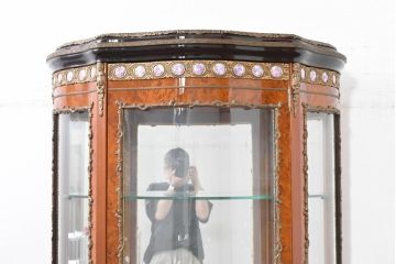 中古　美品　イタリア　マリネール風　真鍮(ブラス)飾り付き　マホガニー材　象嵌入り　細部まで施された豪華な装飾とエレガントな佇まいが美しい縦型キャビネット(ガラスケース、ショーケース、ディスプレイケース、キュリオケース、飾り棚、陳列棚、収納棚、店舗什器)(定価約60万円)(R-083747)