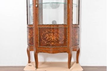 中古　美品　イタリア　マリネール風　真鍮(ブラス)飾り付き　マホガニー材　象嵌入り　細部まで施された豪華な装飾とエレガントな佇まいが美しい縦型キャビネット(ガラスケース、ショーケース、ディスプレイケース、キュリオケース、飾り棚、陳列棚、収納棚、店舗什器)(定価約60万円)(R-083747)