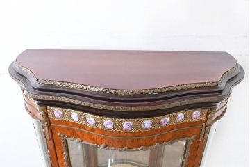 中古　美品　イタリア　マリネール風　真鍮(ブラス)飾り付き　マホガニー材　象嵌入り　細部まで施された豪華な装飾とエレガントな佇まいが美しい縦型キャビネット(ガラスケース、ショーケース、ディスプレイケース、キュリオケース、飾り棚、陳列棚、収納棚、店舗什器)(定価約60万円)(R-083747)