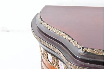 中古　美品　イタリア　マリネール風　真鍮(ブラス)飾り付き　マホガニー材　象嵌入り　細部まで施された豪華な装飾とエレガントな佇まいが美しい縦型キャビネット(ガラスケース、ショーケース、ディスプレイケース、キュリオケース、飾り棚、陳列棚、収納棚、店舗什器)(定価約60万円)(R-083747)